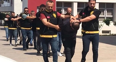 Adana'da bir evde çok sayıda silah ve mermi ele geçirildi