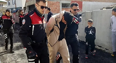 Kaçak Göçmenlerden Uyuşturucu ve Tabanca, Şoförden Sahte Basın Kartı Çıktı