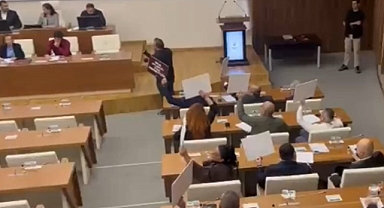 CHP’lilerden AKP’ye geçen Özlem Vural Gürzel’e protesto